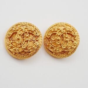Chanel Gold Plated Vintage CC Round Button Clip-on Earrings Gold